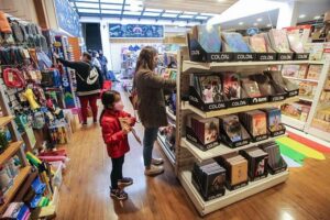 Comienza a incrementarse la venta de útiles escolares a días de la vuelta a clases