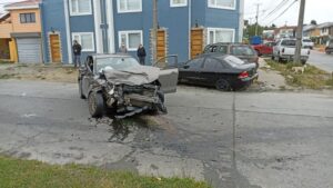 Dos lesionados graves dejó violenta colisión con posterior choque en calle Chiloé