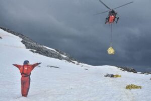 Bajo condiciones meteorológicas adversas OPV “Marino Fuentealba” trasladó a personal de INACH