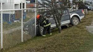 Derrame terminó con camioneta chocando medidor