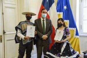 Gobernador Flies entregó distinción a campeones nacionales de danza patrimonial