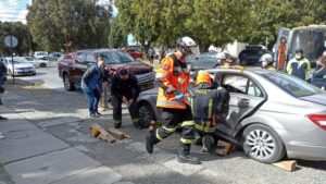 Violenta colisión dejó a conductor atrapado al interior de su vehículo