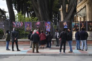 Instalan nueve retratos realizados por personas no videntes a agentes culturales