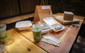 Comienza a regir ley que regula plásticos de un solo uso en locales de comida y supermercados