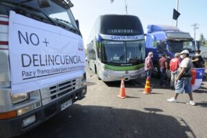 Gremios paralizan y aíslan Iquique protestando contra delincuencia y migración