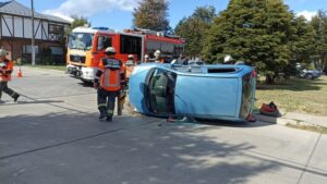 Conductora lesionada luego de colisión y volcamiento