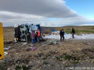 Conductor de camión quedó atrapado luego de volcar en Tierra del Fuego