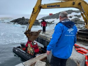 Cinco toneladas de carga trasladó el OPV “Marino Fuentealba” a Base Alemana en Antártica