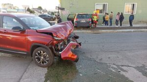 Colisión de alta energía entre dos vehículos deja una mujer lesionada