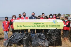 Voluntarios de la Iglesia de Dios realizan limpieza de la Costanera
