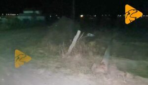 Camión enganchó cables eléctricos y derribó poste