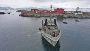 Armada continúa desplegada en la Antártica