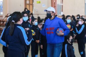 Entrenadora de la selección chilena de balonmano ejercitó a alumnas del Insafa