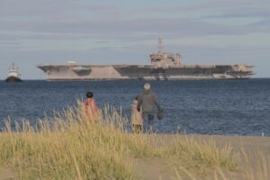 Exportaaviones USS Kitty Hawk transita por el Estrecho de Magallanes