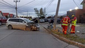 Conductor salvó ileso tras chocar contra poste de concreto