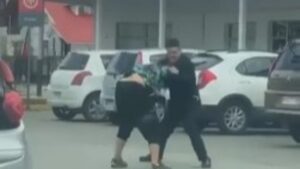 Guardia que agredió a “mechero” en estacionamiento queda con prohibición de acercamiento
