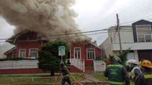Dantesco incendio arrasó por completo centenaria casa del Círculo Suizo