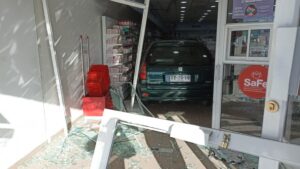 Auto terminó incrustado al interior de Farmacia Ahumada de Avenida España