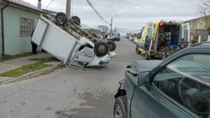 Violenta colisión terminó con camión volcado