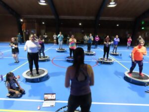 Más de 30 deportistas dieron vida al lanzamiento de las clases de power jump en Porvenir