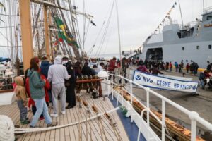 Gran expectación magallánica por visitar a veleros en el Muelle Prat