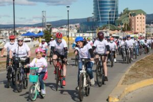 Cicletada familiar reunió a más de 300 participantes en la Costanera del Estrecho
