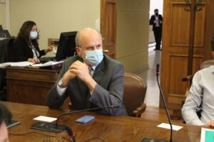 Diputado Matheson busca rebajar impuesto específico a los combustibles