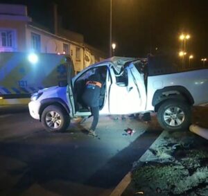 En estado grave y conectado a ventilación asistida conductor que sufrió grave accidente