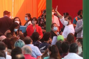 Boric visita La Pintana y critica presencia de Ezzati en oración en Catedral