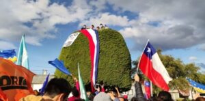 Instalarán letrero para evitar subidas a simbólico árbol de Avenida Colón