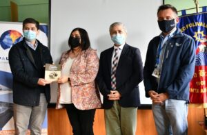 EPA donó libro “El turismo en Magallanes” a Punta Arenas