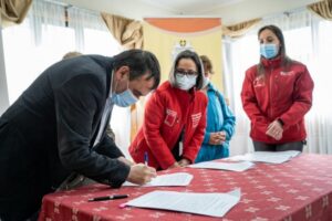 Gobierno y municipio de Porvenir firmaron convenio para el funcionamiento del nuevo centro diurno