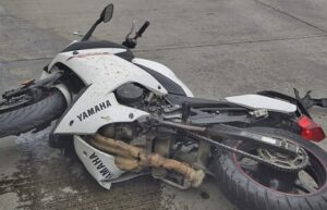 Motociclista lesionado luego de chocar contra camión