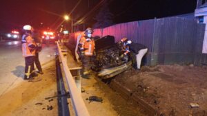 Ebrio estrelló su auto contra barrera frente a Carabineros