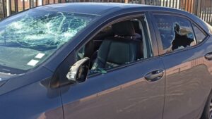 Trabajadora desató su furia y destruyó automóvil de su jefa en un Cesfam