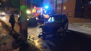 Mujer estrelló su vehículo contra poste de alumbrado