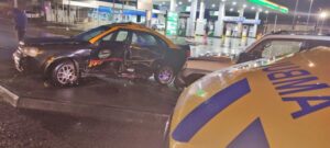 Mala maniobra de taxista terminó con fuerte colisión que dejó dos lesionados