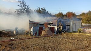 Hombre trató de apagar siniestro con bencina y terminó quemando su casa