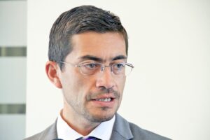 Hombre que violó reiteradamente a su hija en moteles es condenado a 16 años de cárcel
