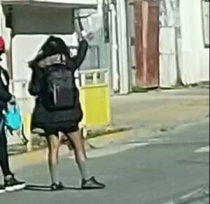 Impactante: captan video de estudiante con cuchillo