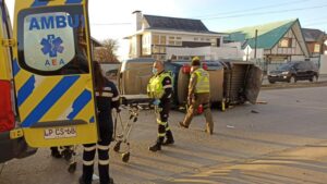 Violento accidente a metros de la casa de la familia Boric-Font concluye con chofer atrapado
