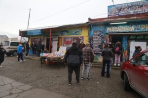 Largas filas en locales de venta de pescados y mariscos con compras de última hora