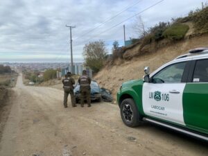 Volcaron y abandonaron automóvil en parcelas