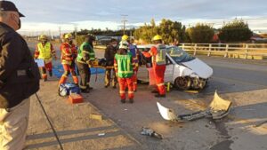 Asaltan a chofer de camión y en rápida huida terminan chocando