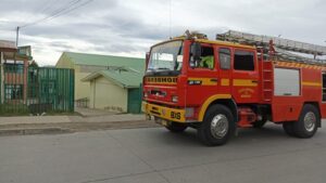Hombre atrapado en ascensor al interior de escuela