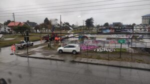 Realizan labores de reposición de poste que fue chocado