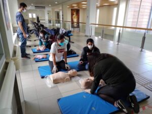 Médicos del Hospital de Porvenir capacitan a comunidad en emergencias que requieran de reanimación