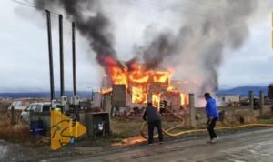 Incendio deja pérdidas totales en vivienda de dos niveles