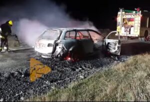 Auto protagonizó accidente y terminó incendiado