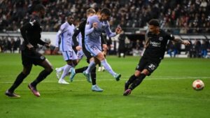 Barcelona sale barato de su  visita a Eintracht Frankfurt y rescata un sufrido empate